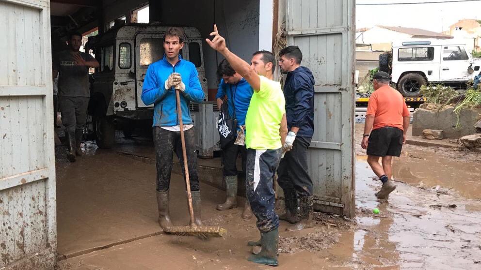 marcmarquez93's tweet image. Todo un ejemplo @RafaelNadal ayudando a los afectados de las inundaciones en Mallorca. Todo mi ánimo y fuerza a las familias afectadas. #SantLlorenç #Mallorca