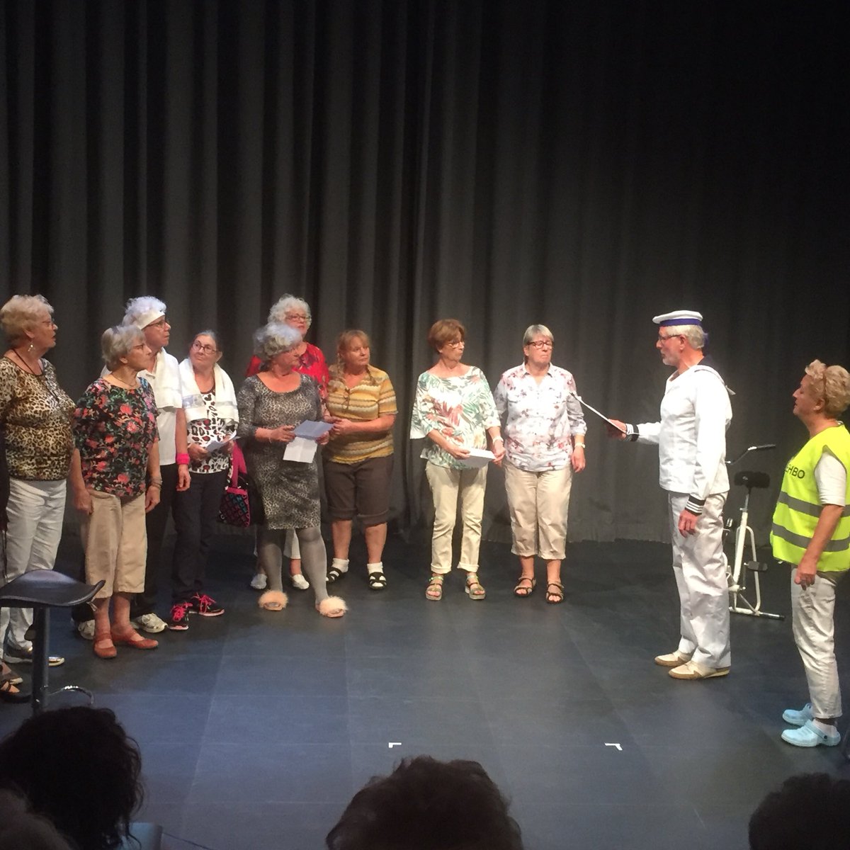 Evalien030's tweet photo. Net terug van lokaal wijktoneel door onze senioren van #hangplekvoorouderen met hun voorstelling #manoverboord. Nog slechts paar kaartjes te koop: 17, 20 en 21 okt. Met oa de zussen van Tineke Schouten en Joke Bruijs. #hilarisch https://t.co/5jSIzMWVpk