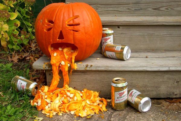 realDublinInn's tweet photo. If Room #6's stoop @Rose_of_Shannon 's Hotel was when @Cochran_Hater was there... 

TRUTH!

Here at the ☘️DUBLIN' INN☘️@LL ALL HIGH LIFE and "other" cans are $0.75 Cents!

🎃🎃🎃 https://t.co/6yrbgqtZEI