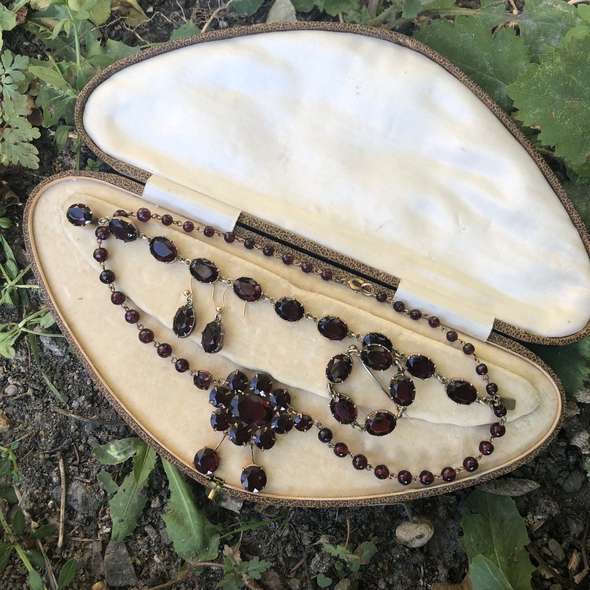LisaMarieFranks's tweet photo. We Love Pretty Things ๐
-
-
#Victorian #garnets #silver #silvergilt #redstones #antiques #antiquejewellery #necklace #earrings #bracelet #brooch #1920s #artdeco #artnouveau #prettythings #forsale #melkshamarcade https://t.co/1UhqMEk52l