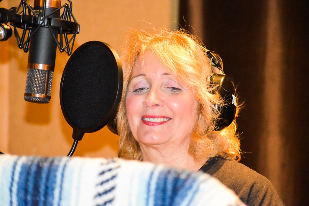 bryanhayesmusic's tweet photo. Great to work with MS Songwriter #LisaLambert @FH_Rec_Studio this week! #producer #engineer #farmhouse #recordingstudio https://t.co/tlG2F48RU3