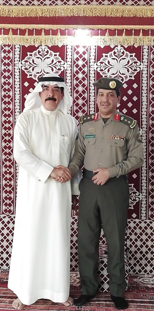 dh707dh's tweet photo. بمناسبة #يوم_المعلم_العالمي قام المتحدث الإعلامي لجوازات منطقة الجوف العقيد عبدالمنعم الحيزان بزيارة لاحد معلميه بالصف الثالث الابتدائي المعلم / خلف عقلاء السليم الشمري بمنزله وذلك امتنانا منه لهذا المعلم الذي يعتبره العقيد الحيزان مثله الاعلى خلال دراسته المرحله الابتدائية https://t.co/Yb6D5FXMTq