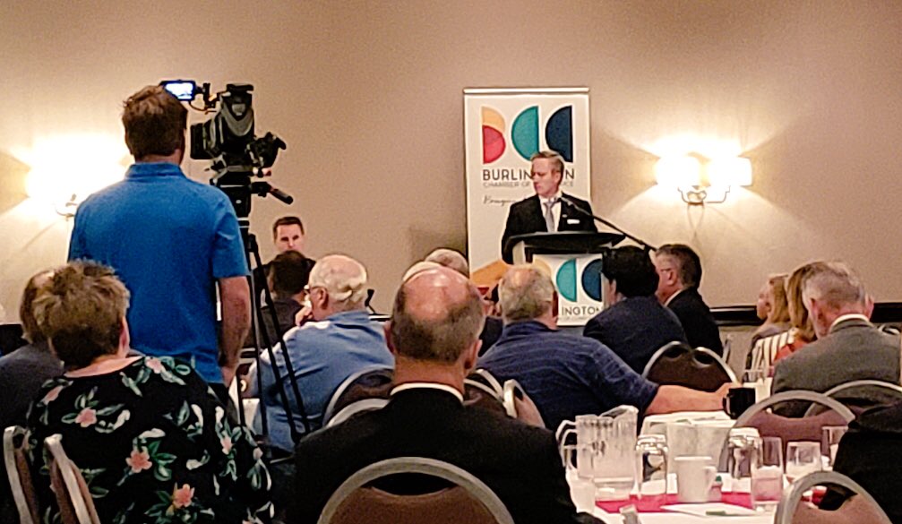 kimcalderbank's tweet photo. A #SoldOut event for the @burlingtoncofc #MayoralDebate this am. Proud to be a Chamber member in our #Community. As your #BurlWard2 Councillor, an entrepreneur &amp; business mentor, retaining our core tenants; as well as attracting new &amp; innovative businesses is a priority in growth https://t.co/iAJFdtZJMA