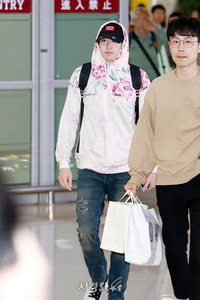 khunjuicy's tweet photo. Nichkhun ที่สนามบินกิมโป เดินทางกลับจากญี่ปุ่น https://t.co/tRvbRQEjW7