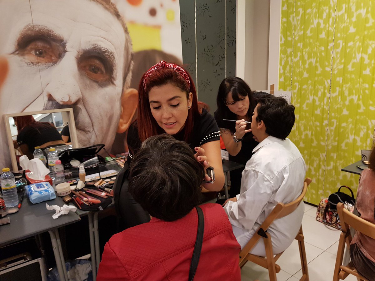 Grupo_Envera_'s tweet photo. Las maquilladoras solidarias de #MakeUpWithLove y las estilistas de @extensionmania_ ya están preparando a los modelos que esta tarde deslumbrarán en la III Jornada de Moda Inclusiva. A las 18:30 en la plaza de restauración de Islzul #ModaParaTodos https://t.co/QSnSetb7JM
