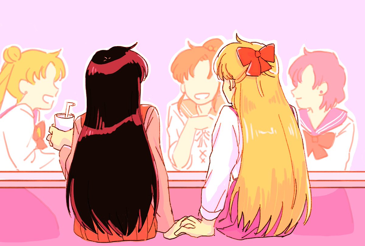 美奈レイ、人前では基本ベタベタしないけどテーブルの下とかでさり気なくイチャついていて欲しい