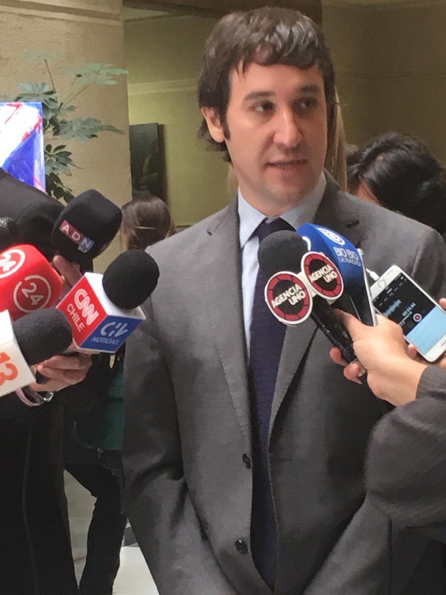 EquipoRamirez's tweet photo. El diputado @GmoRamirez junto a los diputados de @MarceSabat y @andresmolinam hacen un llamado a la oposición a terminar con el obstruccionismo de la Agenda Legislativa y dan a conocer las áreas y proyectos que se encuentran frenados por la izquierda en el Congreso Nacional. https://t.co/GcBGXlrYkc