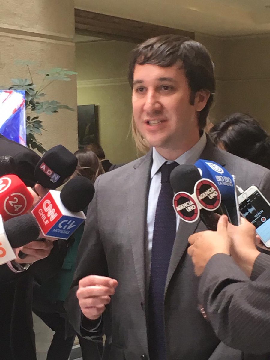 EquipoRamirez's tweet photo. El diputado @GmoRamirez junto a los diputados de @MarceSabat y @andresmolinam hacen un llamado a la oposición a terminar con el obstruccionismo de la Agenda Legislativa y dan a conocer las áreas y proyectos que se encuentran frenados por la izquierda en el Congreso Nacional. https://t.co/GcBGXlrYkc