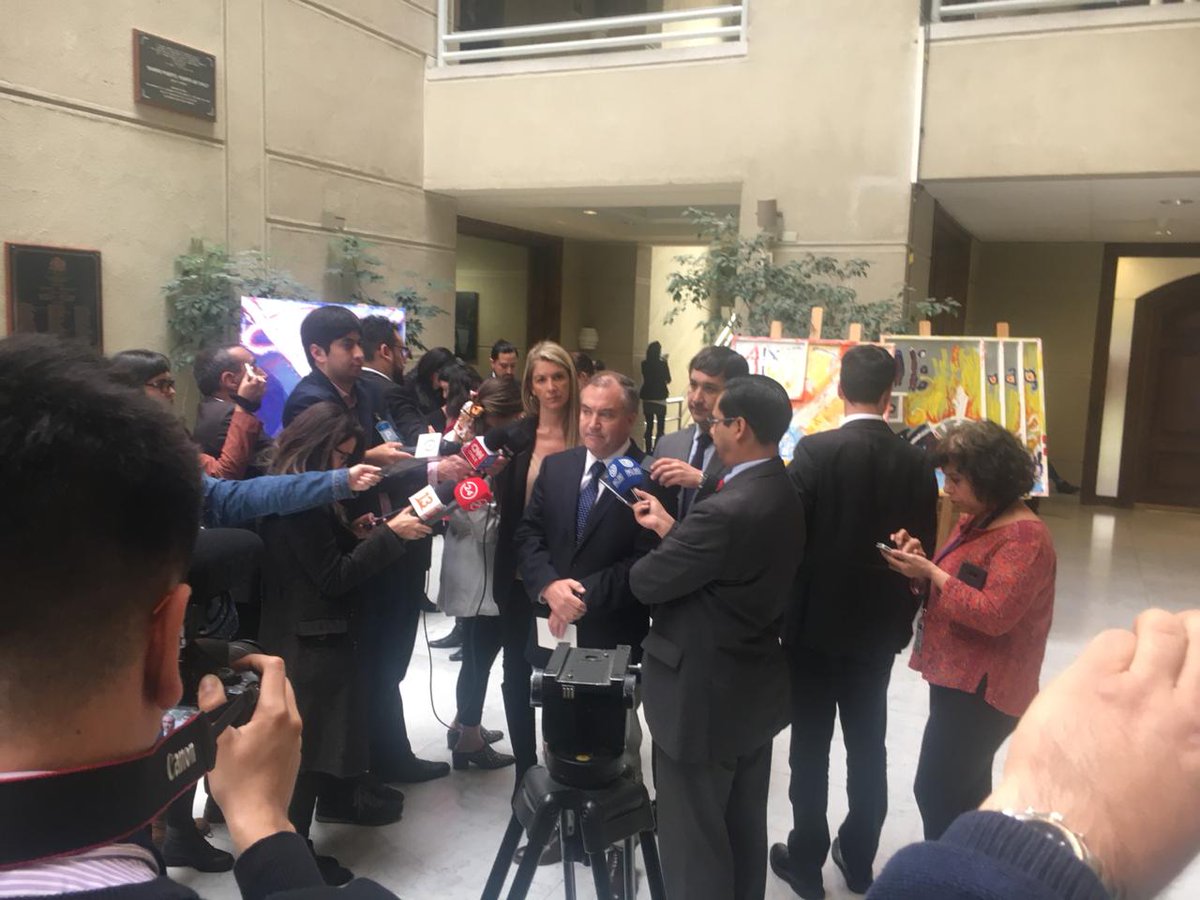 EquipoRamirez's tweet photo. El diputado @GmoRamirez junto a los diputados de @MarceSabat y @andresmolinam hacen un llamado a la oposición a terminar con el obstruccionismo de la Agenda Legislativa y dan a conocer las áreas y proyectos que se encuentran frenados por la izquierda en el Congreso Nacional. https://t.co/GcBGXlrYkc