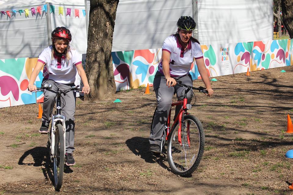TRIARG's tweet photo. ESPACIO TRIATLÓN 🏊‍♀️🏊‍♂️🚴‍♂️🚴‍♀️🏃‍♀️🏃‍♂️
En el Green Park de los Juegos Olímpicos de la Juventud @BuenosAires2018 se puede disfrutar del Espacio #Triatlón para que se diviertan los chicos... Y también los grandes, como lo hicieron los Oficiales Técnicos. 😀🤣😄 
#BuenosAires2018 https://t.co/NPnLSIN4Dt