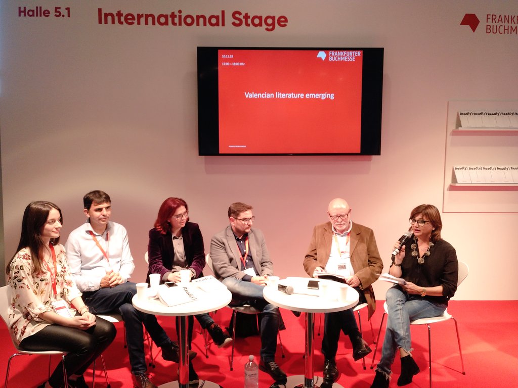 Anna_Moner's tweet photo. FIRA LLIBRE FRANKFURT/Taula rodona 'Literatura valenciana emergent' amb @Marisol_Sales @Caminantlanit @AngelsGregori @xavialiaga. Presenta @AmoragaCarmen, DG de Cultura @GVAculturesport. Modera @manologild / @aepv_editors @FundacioFull @EscriptorsAELC @AmbaixadaLectur https://t.co/RepoiRE0Bq