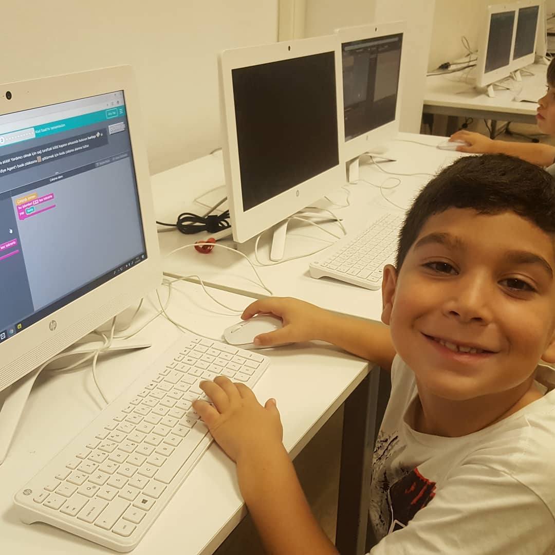 bk_bodrum's tweet image. Kodlama haftasında çocuklarımız Minecraft ve CodeCombat üzerinde eğlenerek kod yazmaya devam ediyor.
#CodeWeek2018 #kodlama #bodrumbahçeşehirkoleji