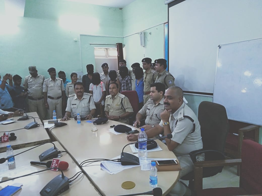 SidhiSp's tweet photo. सीधी पुलिस ने बदमाशों के चंगुल से 6 घंटे के भीतर 5 वर्षीय मासूम को छुड़ाया। मांगी थी 50 लाख की फिरौती। शानदार टीम वर्क से मिली सफलता। बच्चे के सकुशल वापस आते ही नगर में छाया खुशी का माहौल। सीधी में अपराधियों को पनपने नहीं दिया जाएगा @DGP_MP @PHQ_Editorial @JansamparkMP #MPPolice https://t.co/xyGnQakztY