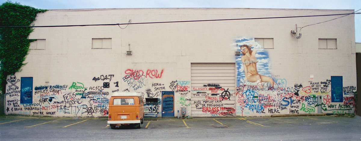 GGRPSound's tweet photo. The legendary back alley behind the studio, featuring a plethora of musician tags and the infamous David-Lee Roth Pin-Up Girl.
Every artist who graced our studio loved it...the city however, did not. XD
#GGRP50 https://t.co/7XcT2hMu3M