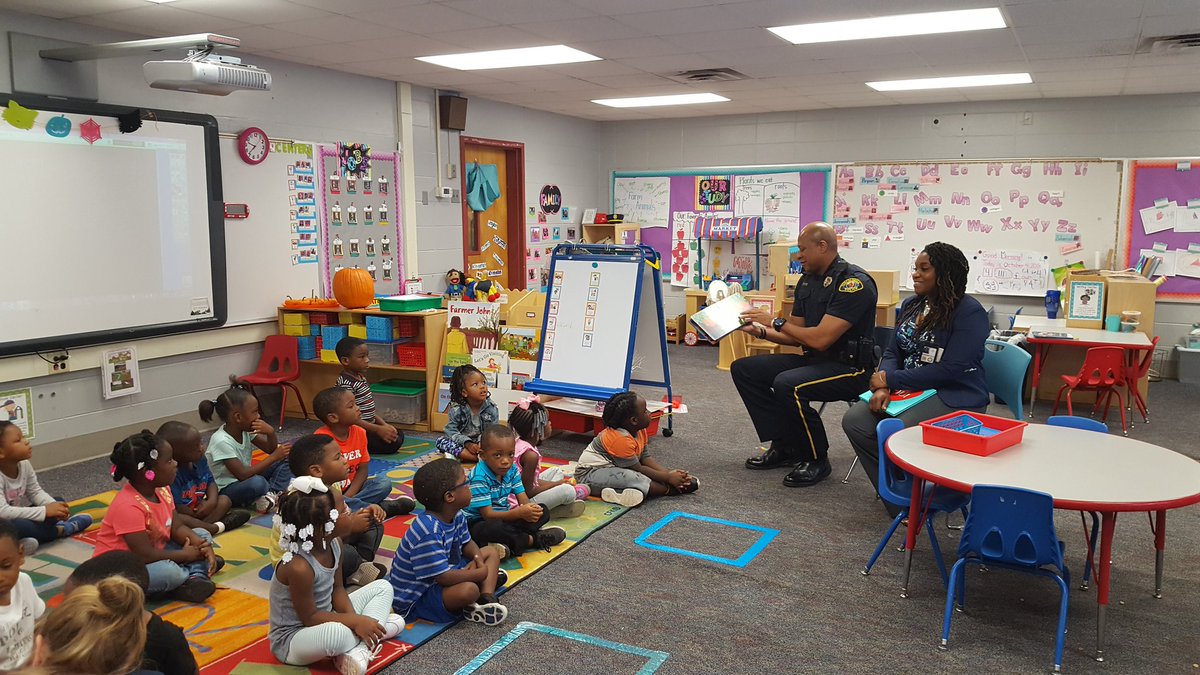 lvmcgill's tweet photo. Our District 2 City Councilor and one of our fellow officers came to read today at MLK! #NationalCommunityPolicingWeek #TCSLearns @MLK_Elem_TCS @TyroneJonesMLK @TCSBoardofEd https://t.co/kr8oXtDlD2