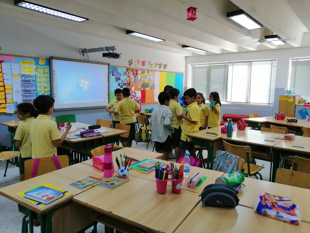 TawilNoor's tweet photo. An interesting way of assessing students' prior knowledge about adjectives & nouns through a quick game #findyourfriend @HalaAlKotob @dina_jradi @Hhhsinfo https://t.co/mVbVjN3TFB