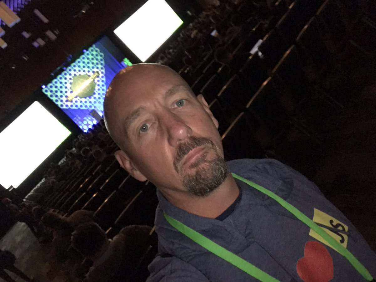 dylanbarrell's tweet image. Cool vibe in the keynote ballroom #ilovejavascript