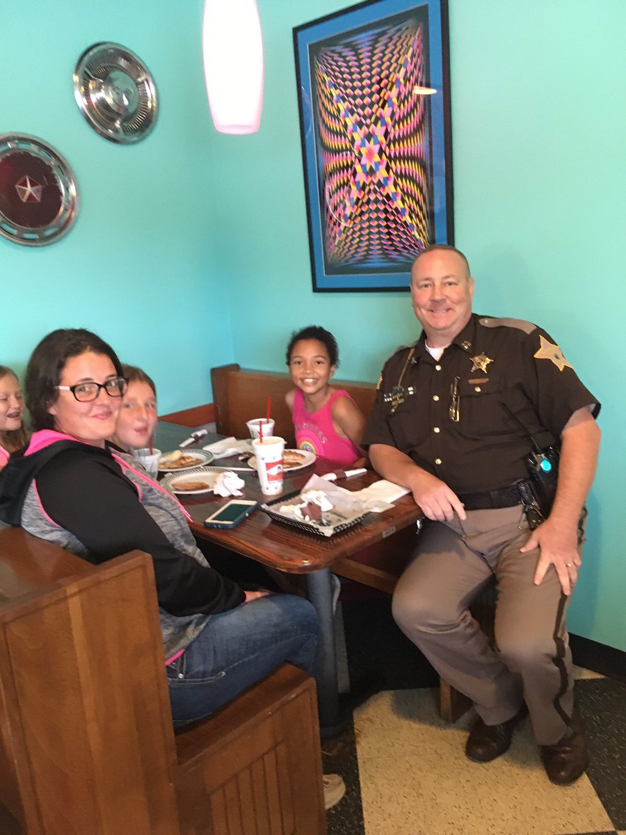 bowman_mandy101's tweet photo. Hoosier Hike Pizza lunch at Harvey Hinklemeyers! They’re such a great community partner! Thanks Capt. Asher for stopping by! Law Enforcement care for kids! https://t.co/mk7Tjowrgz