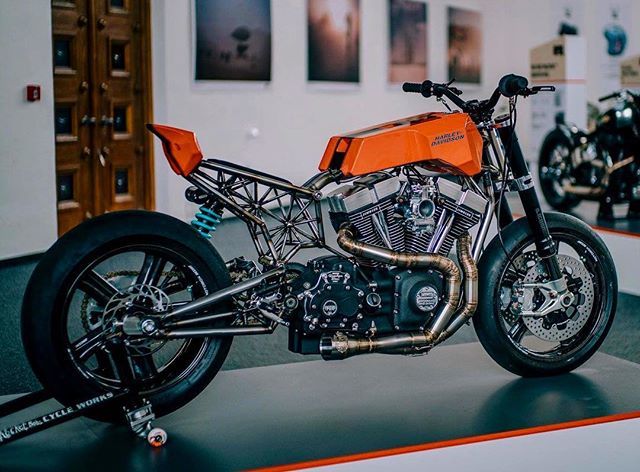 rocketbobs's tweet photo. Keep posting it, coz I can’t get over it won 😝 #worldsbestvtwin #pressuredrop #nitronracing #bakergrudgebox #bakerdrivetrain #praguecustomgallery2018 @magura_official #magura #rotobox #jimsracingengines @jimsusa #helbrakes #115harleydavidson @hd115an… https://t.co/DoPGl3pBj8 https://t.co/nfxLuQFpcg