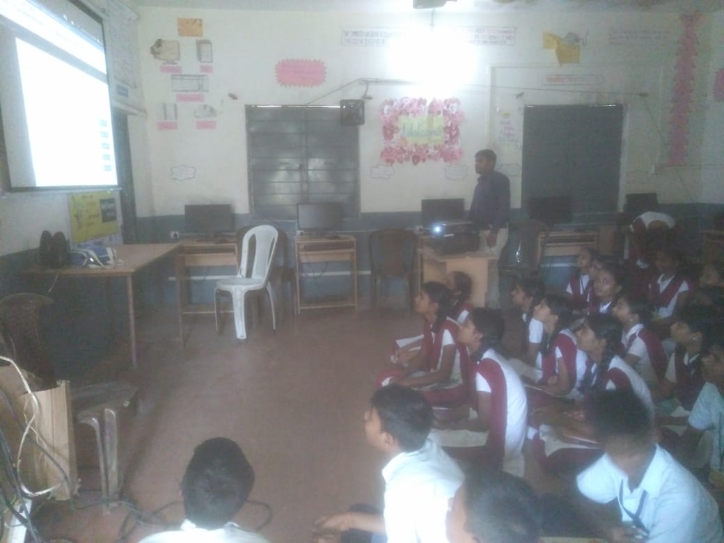 arthanvi's tweet photo. Medium of learning shd not be a barrier.
Engaging students in Active Learning in over 100 schools of #Marathi_Medium in Pune thru Quiz Based Learning System #QuizAcademy (class 9 n 10).
#ProjectUtkarsh #ICT #DigitalIndia #nexusofgood #Maharashtra
@PrakashJavdekar @Dev_Fadnavis https://t.co/tDr122qBdj