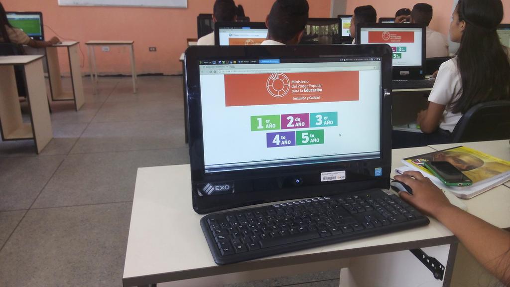 CBITYARSANFELIP's tweet photo. Estudiantes de la ET Romulo Gallegos en la *Ruta Pedagógica Colección Bicentenario* explorando los libros digitales en el #2DoCbitHugoRafaelChavezFrias @MPPEDUCACION @psuvaristobulo @Fundabit @vane_prieto @Fundabit_Yara01 @thors81 @2doCBITHUGOCHAV @tom_zambrano https://t.co/pe32rIh5c0