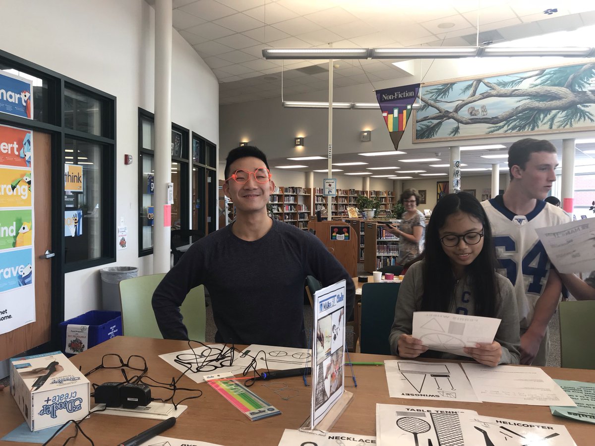ARC peer tutors helping freshman students during "Make It Week" in the LMC. Thank you to all of our peer tutors! <a href="/District128/">District 128</a> #D128DARING #VHWAY #VHHSARC