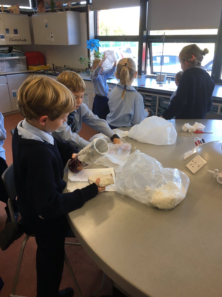 FarleighSchool's tweet photo. Year 3 made parachutes, will they be good enough to stop the egg from breaking? #eggsperiments 🥚👩🔬 https://t.co/qbrtQx1pA0
