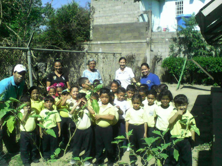 redsucre14's tweet photo. Los más chiquitos del Circuito 15 Cantarrana #Sucre en su #DíaVerde con actividades de reciclaje y siembra en el conuco escolar #MesEducaciónInicial @karsanc @prensazees @BerlianaMarquez @mppeducacion @RosangelaOrozco @naylendenis3_9 @salaeje01 https://t.co/70aP1LDNaI