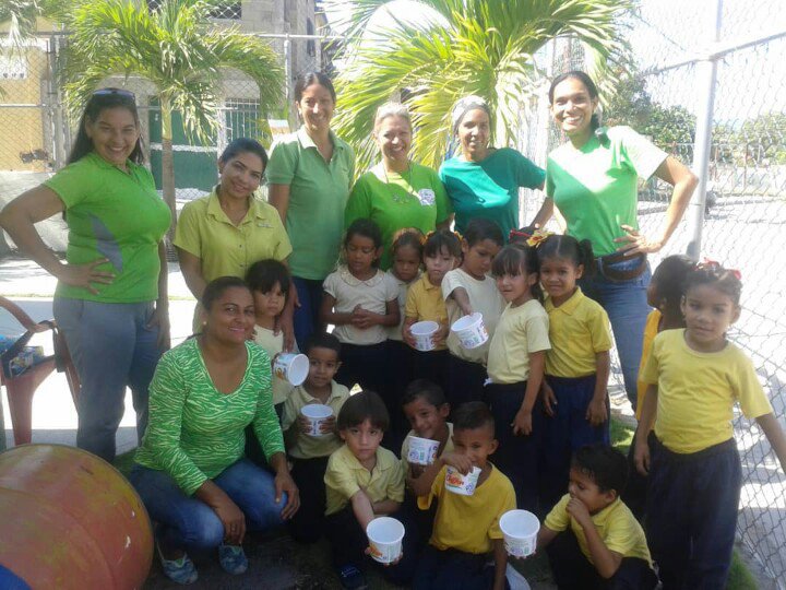 redsucre14's tweet photo. Los más chiquitos del Circuito 15 Cantarrana #Sucre en su #DíaVerde con actividades de reciclaje y siembra en el conuco escolar #MesEducaciónInicial @karsanc @prensazees @BerlianaMarquez @mppeducacion @RosangelaOrozco @naylendenis3_9 @salaeje01 https://t.co/70aP1LDNaI