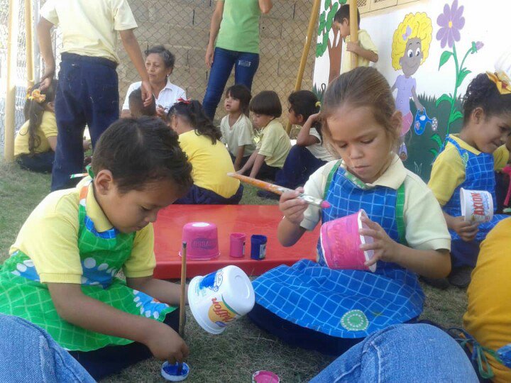 redsucre14's tweet photo. Los más chiquitos del Circuito 15 Cantarrana #Sucre en su #DíaVerde con actividades de reciclaje y siembra en el conuco escolar #MesEducaciónInicial @karsanc @prensazees @BerlianaMarquez @mppeducacion @RosangelaOrozco @naylendenis3_9 @salaeje01 https://t.co/70aP1LDNaI