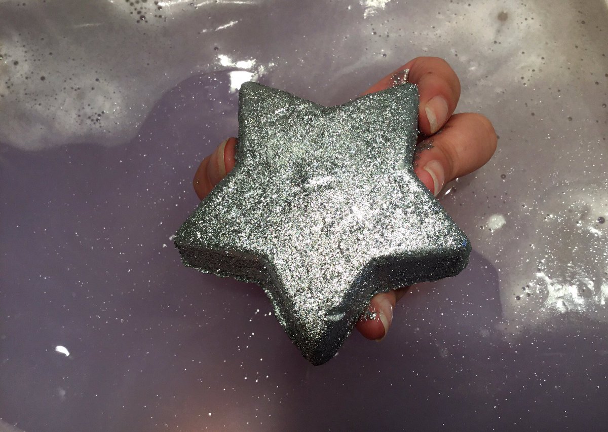 La nébuleuse Star Light Star Bright brillera telle une voie lactée 💫 dans votre bain, dévoilant un parfum aux notes de lavande, de gingembre et de citron vert. 
Jouez les astronautes et profitez de ce moment unique ! 😍
#starlightstarbright #fondant #lushcosmetics