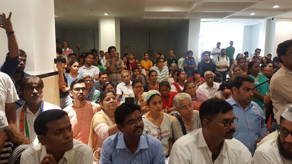 jyotirajesh20's tweet photo. SAADA HAQ, AITHE RAKH !!
What a turnout, what energy and what a display of love for #AareyForest in the public hearing at Garden Supdt. VJB Udyan, Byculla today..
One city, One voice ..
#saveaareyforest
#NoMetroYardInAarey 
GO BACK @Dev_Fadnavis @MumbaiMetro3 https://t.co/J2NRIoAVL9