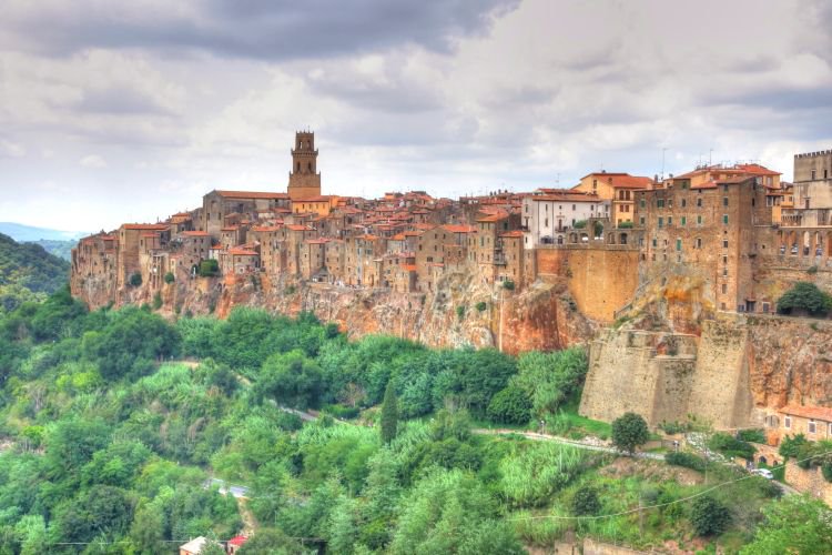 #Pitigliano, un pueblo construido sobre un espolón rocoso al sur de la #Toscana, #Italia. buff.ly/2ypq6Ua