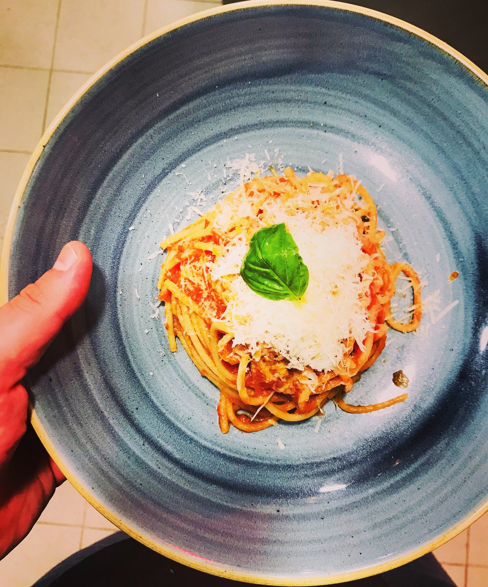 La bonne cuisine ce sont des souvenirs. Ce midi, j’ai voulu replongé en enfance, quand je retournais manger le midi entre les cours un plat de pâtes à la maison.
Je me rappelle que les choses les plus simples sont souvent les plus difficiles à réaliser. 
Spaghetto al pomodoro 🍅