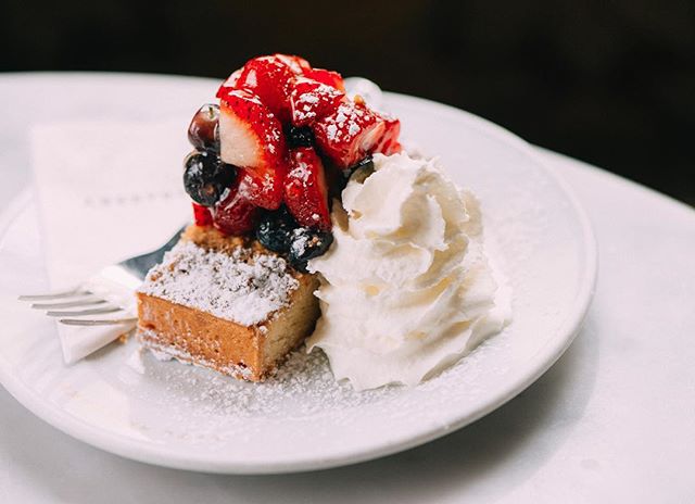 Happy Wednesday!
Sorry we are not sorry to distract you with our delicious fresh fruit crumble tart - Frischer Frucht-Streuselkuchen.
.
.
.
#dessert #austriancoffeehouse #austriandessert #cafesabarsky #neuegalerie #ues #nyccoffeeshops #nycdessert #nycpastry