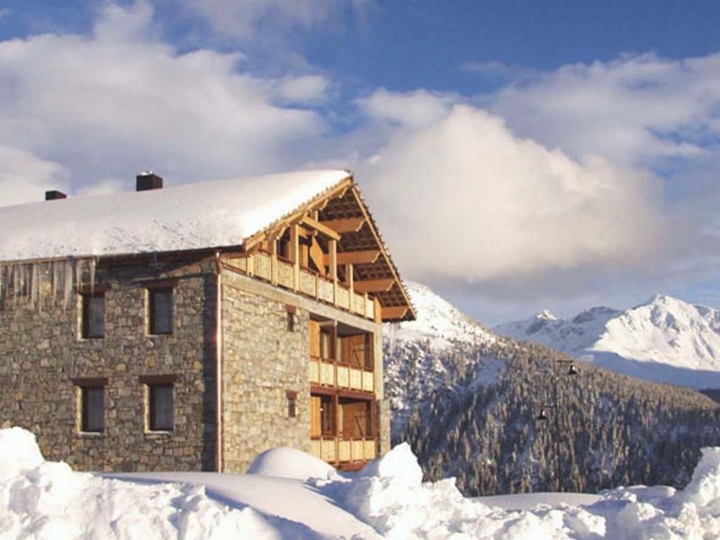 Born2SkiLtd's tweet photo. Love ski-ing then we have a brilliant Flash Chalet Sale - this amazing chalet deal only on offer until 12th October. Chalet Choucas, La Rosiere 12th Jan from £529. Subject to conditions. Call or email ASAP so you don't miss out - https://t.co/WpQujpAyYl https://t.co/Mak3HuHlLu