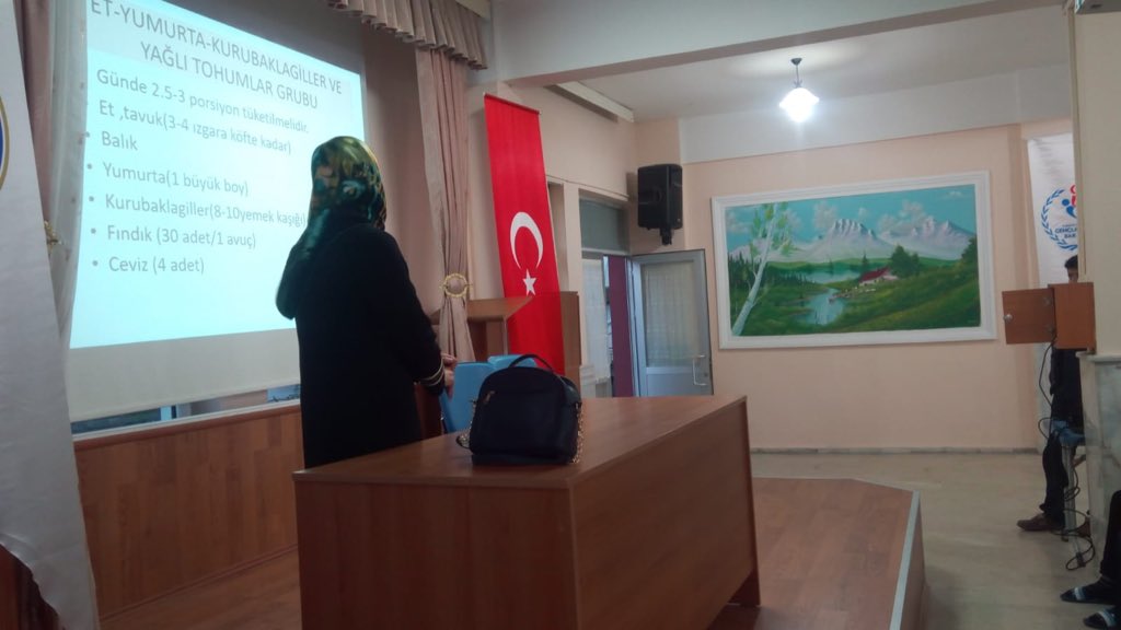 KirsehirKYGM's tweet photo. Erol Güngör Yurdumuzda,İl Müdürlüğümüz diyetisyeni tarafından,öğrencilerimize obezite ve sağlıklı beslenme konulu seminer verildi.#BenimYurdumKYK https://t.co/WH7tyROM0y