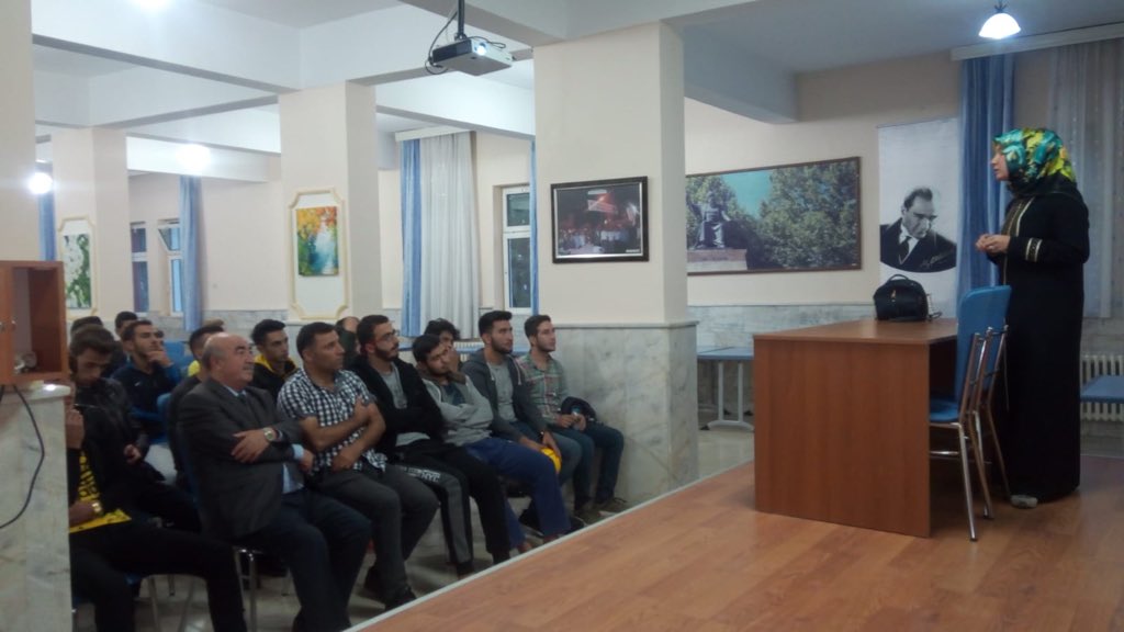 KirsehirKYGM's tweet photo. Erol Güngör Yurdumuzda,İl Müdürlüğümüz diyetisyeni tarafından,öğrencilerimize obezite ve sağlıklı beslenme konulu seminer verildi.#BenimYurdumKYK https://t.co/WH7tyROM0y