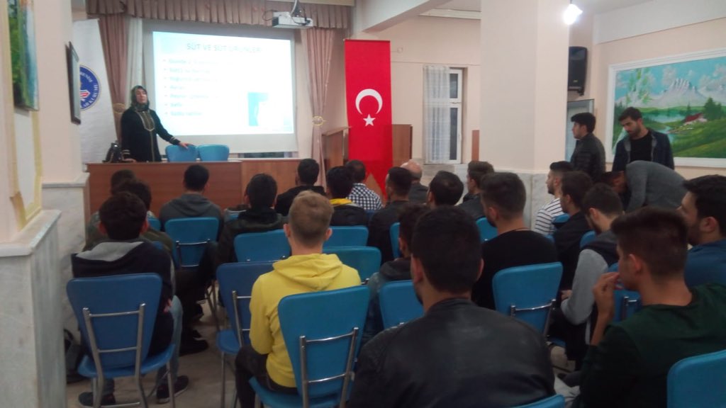 KirsehirKYGM's tweet photo. Erol Güngör Yurdumuzda,İl Müdürlüğümüz diyetisyeni tarafından,öğrencilerimize obezite ve sağlıklı beslenme konulu seminer verildi.#BenimYurdumKYK https://t.co/WH7tyROM0y