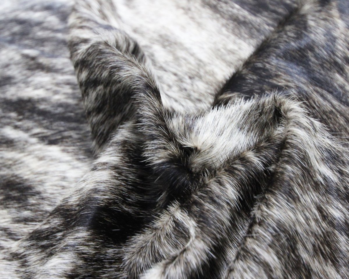 LondonCows's tweet image. All the cows hides that we sell are a by-product of the meat industry. The short haired glossy hides are from Brazil and the classic tricolour hides with long hair are Columbian. #cowhiderug #citycows #londoncows #brindle #interiors123 #londondinteriors #hair #haironhide #rug