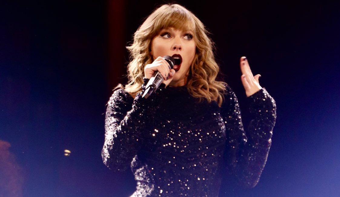 taylornation13's tweet photo. RETWEET to vote #TaylorSwift for #PCAs #TheFemaleArtist https://t.co/5QDBmU2lbC