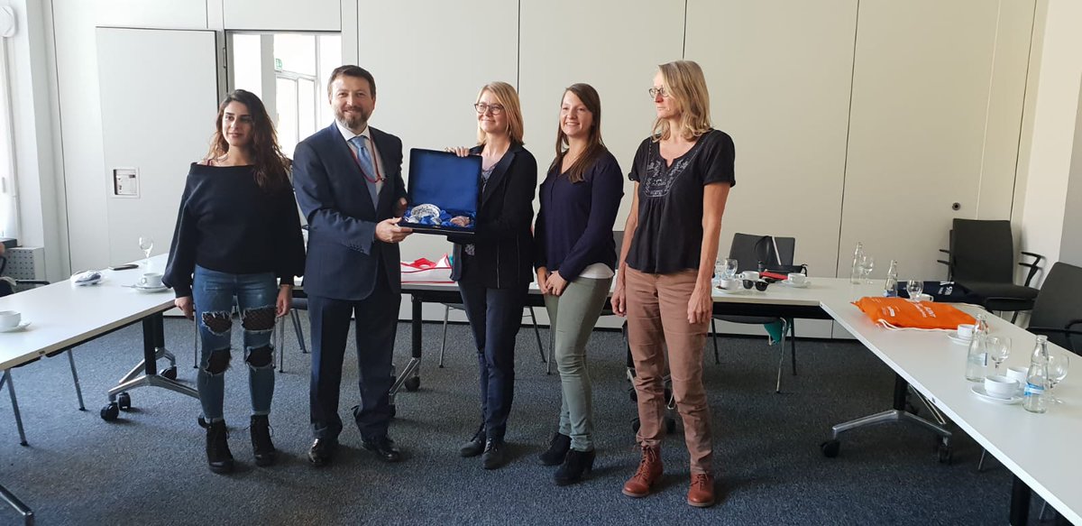 Berlin Spor Birligi'ni ziyaret ettik ve 1936 yilinda Naziler tarafindan insa edilen Berlin Stadini gorduk. Yabancilarin sporla sosyal uyumu konusunda cok basarililar. Cok iyi kurgulanmis projelerle madalya alan sporcularin cogunu gocmen kokenlilerden cikarmayi basarmislar.