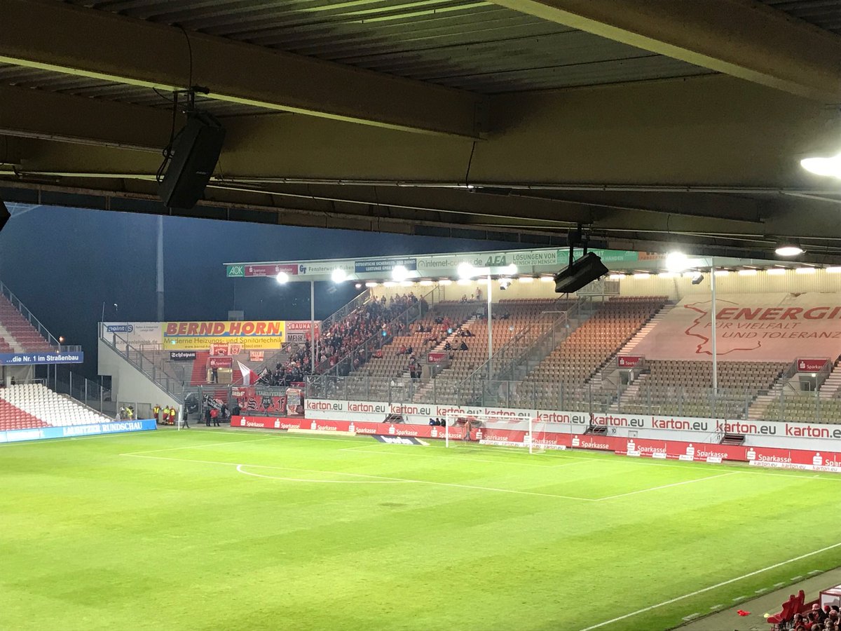 LR_SportLehmann's tweet photo. Der Grund, warum der Cottbuser Stadtring heute für viereinhalb Stunden komplett gesperrt wird - etwa 400 Halle-Fans. #unverhältnismäßig https://t.co/m8sIAynPTK