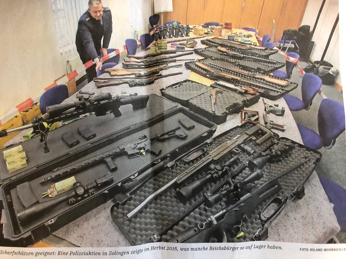 Dieses Bild aus der heutigen @sz einfach mal sacken lassen. Und dann überlegen, ob die Äquidistanz-Debatte zu Links- und Rechtsextremismus wirklich noch eine sachliche Grundlage hat, oder doch nur ideologisch und damit fürs erste überholt ist #Bedrohung