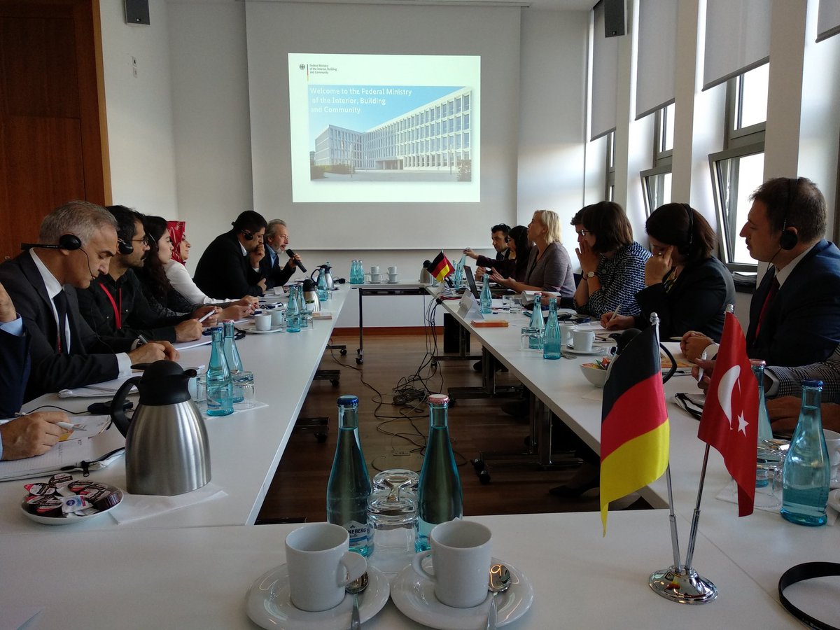 Alman Federal Icisleri Bakanligi'nin misafiri olduk. Almanya'da Spor Icisleri Bakanligi'nin gorev alaninda. Bakanlik kendisi proje yaparak degil, ulkenin her yanindaki STK'lari yonlendirerek ve fonlayarak kendi politiklarini hayata gecirmekte.