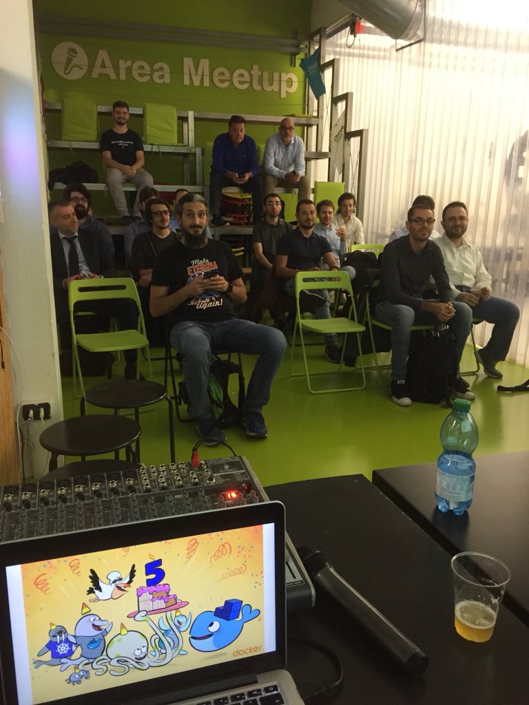 Look what a great community of Dockers for the Milano Meetup. Let's start with the talks then! #5yearsofmeetup <a href="/Docker/">Docker</a>