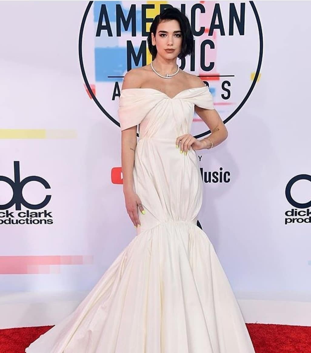 ShowTimeHn's tweet photo. Ellas fueron las mejores vestidas en los #AmericanMusicAwards2018 

#JLO #MariahCarey #TaylorSwift #DuaLipa #HeidiKlum #VanessaHudgens y #LeightonMaester destacaron en la alfombra roja https://t.co/8KAvgy6epw