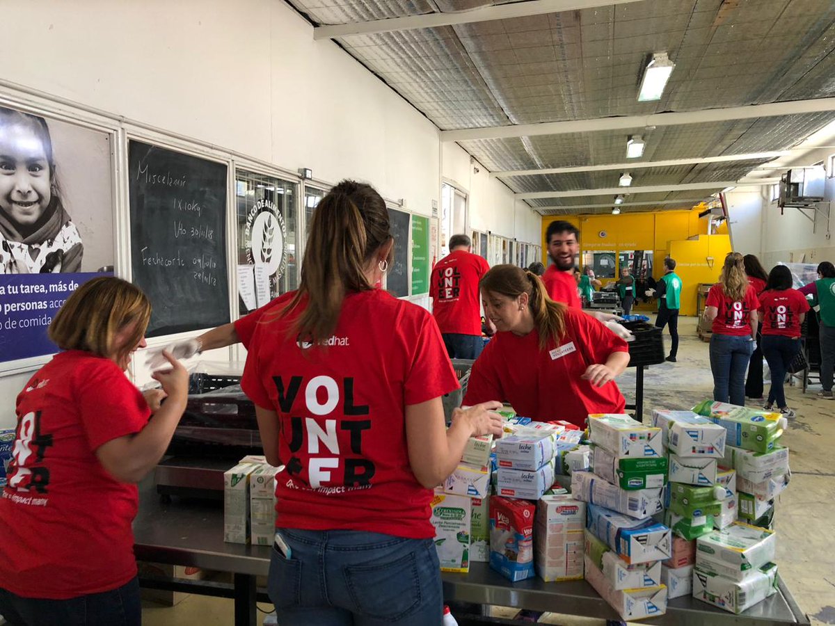 redhatla's tweet image. Somos #RedHatters, promotores de una cultura abierta y colaborativa. Hoy estamos participando junto a @bdalimentos para devolverle a la comunidad una parte de todo lo que ella hace por nosotros. @redhatjobs #WeAreRedHat #Volunteers #MenosHambreMasFuturo #SomosElBanco