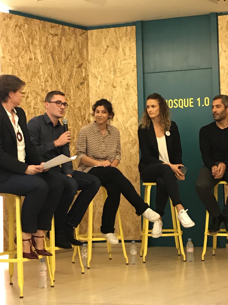 SNCFNumerique's tweet photo. Pitch de la startup @Mobility_Work par @MorganeGuinot & @LefresneFred : propose une plateforme de gestion de maintenance et communautaire à destination des techniciens sur le terrain ; leur permet de communiquer entre eux ou avec des techniciens à l’externe. #MeetUpSNCF https://t.co/4JWOwBvj7C