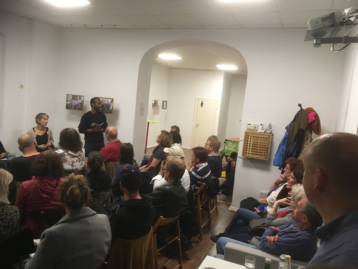 AnjaKofbinger's tweet image. Wow, volle Hütte, alle Stühle besetzt. Bei dem Thema kein Wunder: Milieu statt Millionen! #rette-deinen-Kiez.de